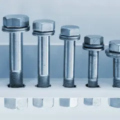 Varios tornillos con arandelas, de diferentes tamaños, listos para su par apriete m8.