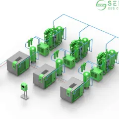Sistema de compresores industriales en color verde y gris, con tuberías azules conectando varias unidades.