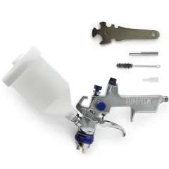 Pistola de pintura Bremen, una herramienta de aire comprimido con la que se pinta, junto a sus accesorios de limpieza y ajuste.