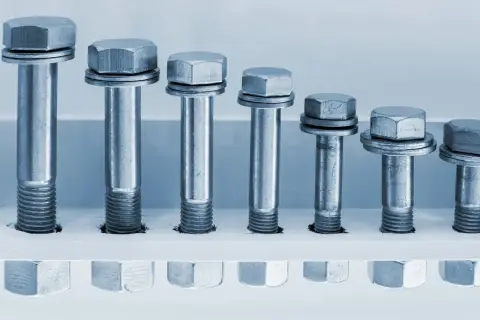 Varios tornillos con arandelas, de diferentes tamaños, listos para su par apriete m8.